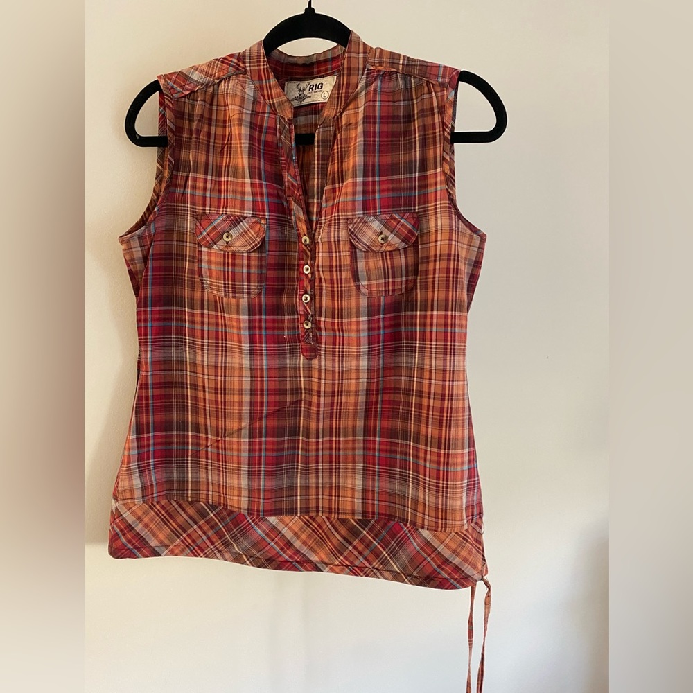 Front pocket sleeveless utility top M